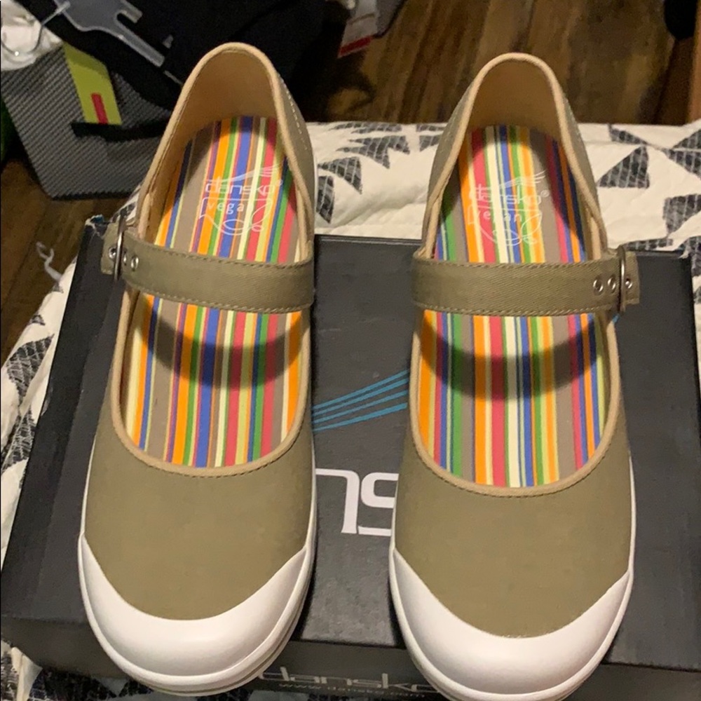 Dansko Valerie Canvas Sand, Size 38 NIB